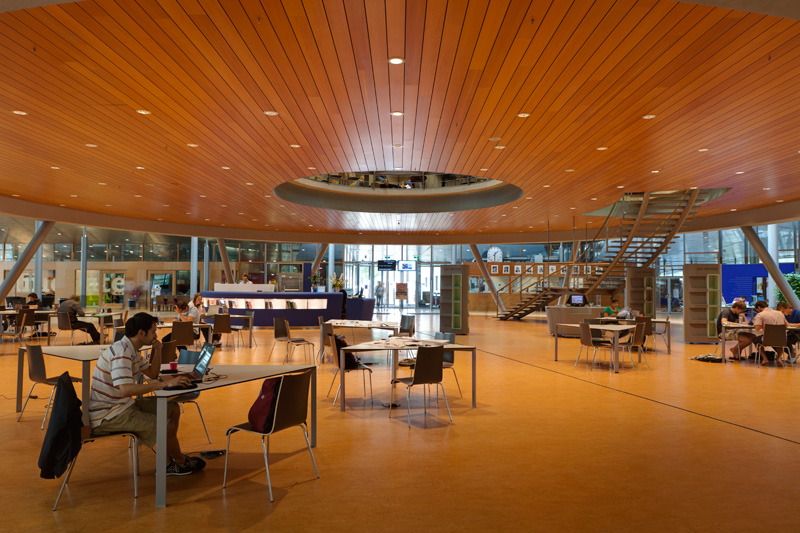 Delft, NL: TU Zentralbibliothek innen, Erdgeschoss (Mecanoo-Architekten 1998)
